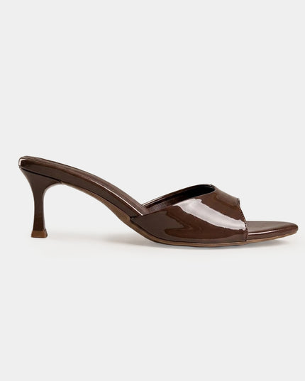 Sandalia de tacon mule tono chocolate