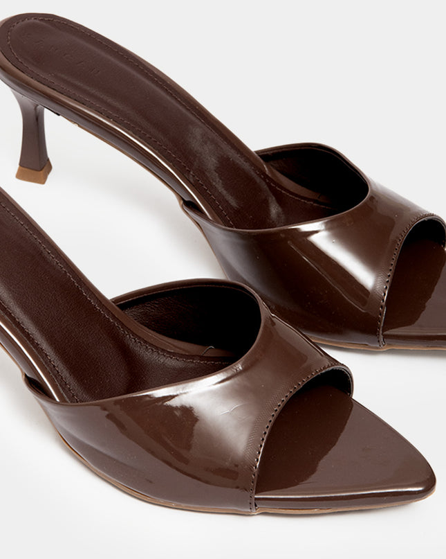 Sandalia de tacon mule tono chocolate
