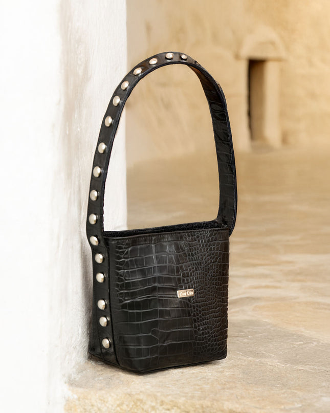 Bolso bandolera negro con detalles metalicos