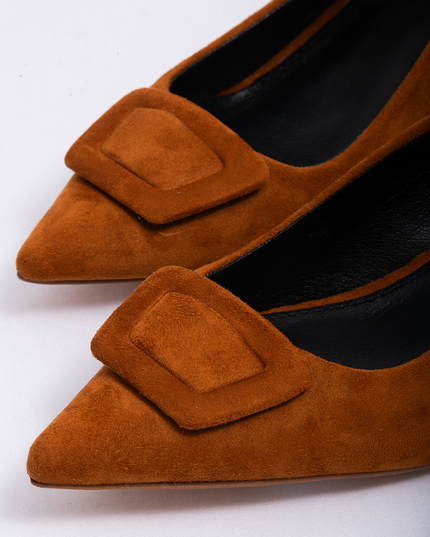 Stilettos en gamuza con hebilla decorativa