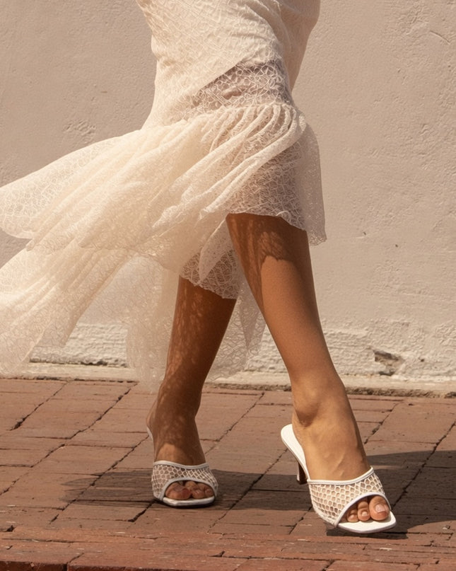 Sandalia tacón medio con detalle mesh blanco