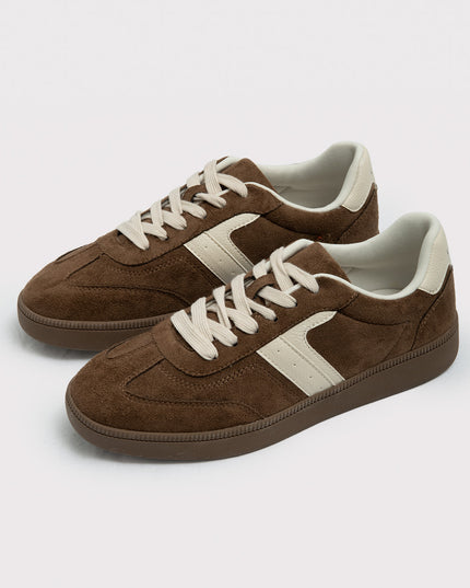 Tenis Estilo Retro en Gamuza Marrón con Detalles Contraste