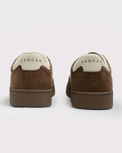 Tenis Estilo Retro en Gamuza Marrón con Detalles Contraste