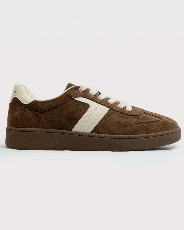 Tenis Estilo Retro en Gamuza Marrón con Detalles Contraste