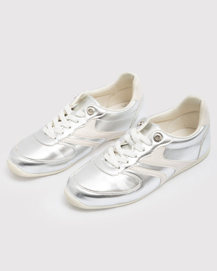 Tenis Metalizados Plata con Detalles Contraste