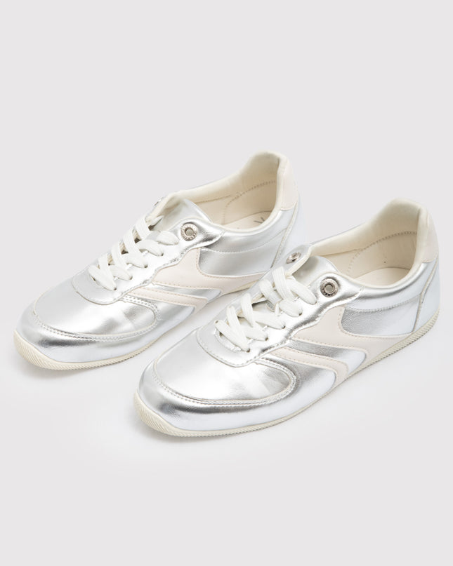 Tenis Metalizados Plata con Detalles Contraste