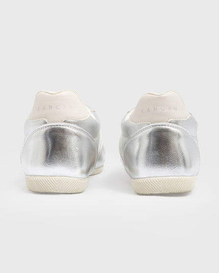 Tenis Metalizados Plata con Detalles Contraste