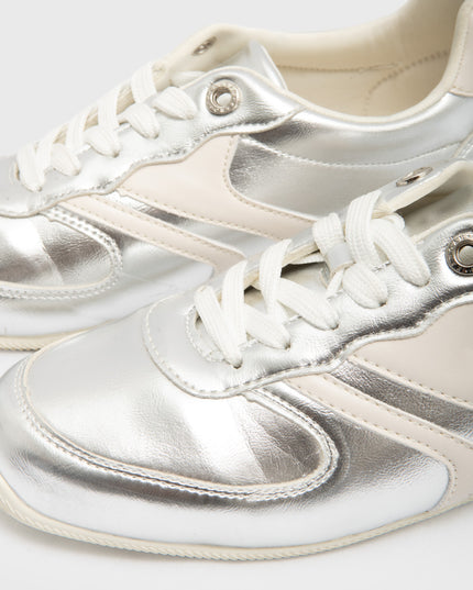 Tenis Metalizados Plata con Detalles Contraste