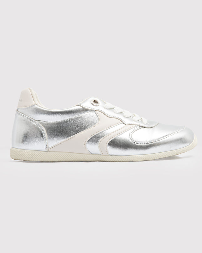 Tenis Metalizados Plata con Detalles Contraste