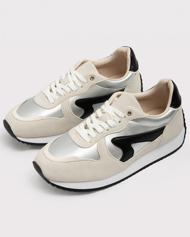 Tenis Retro Combinados con Detalles Metálicos