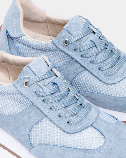zapatillas casuales en color azul celeste