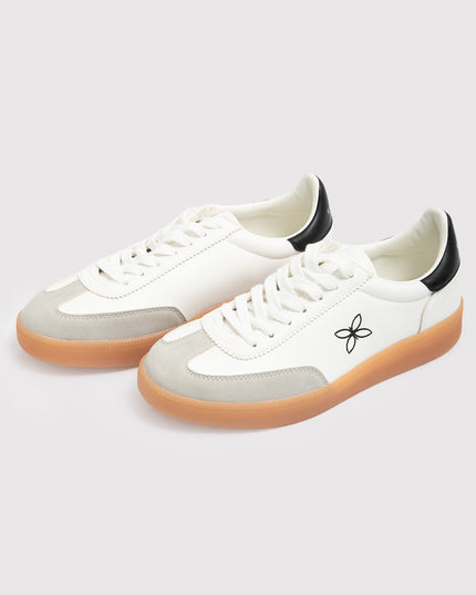 Tenis Retro Blancos con Gamuza y Suela Caramelo