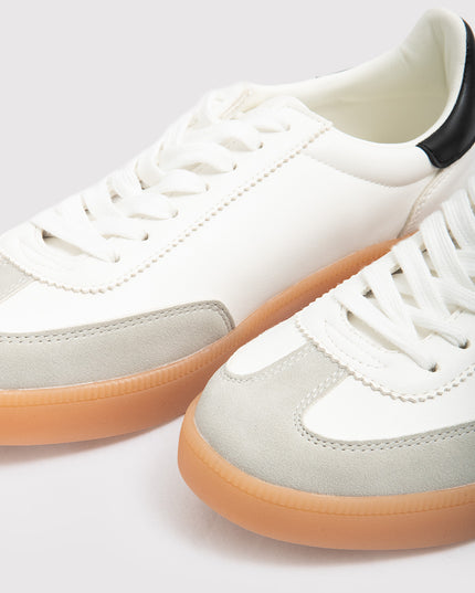 Tenis Retro Blancos con Gamuza y Suela Caramelo