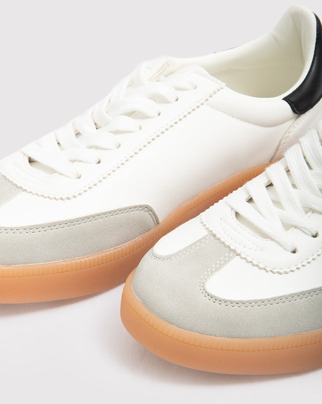 Tenis Retro Blancos con Gamuza y Suela Caramelo