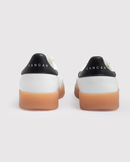 Tenis Retro Blancos con Gamuza y Suela Caramelo