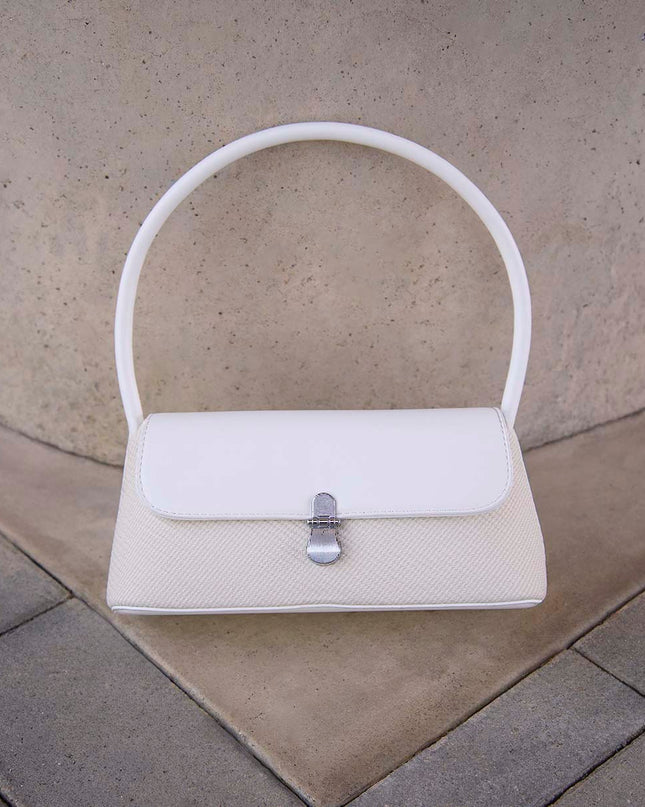 Bolso baguette en blanco y beige