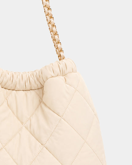 Bolso tipo hobo acolchado con cadena metálica