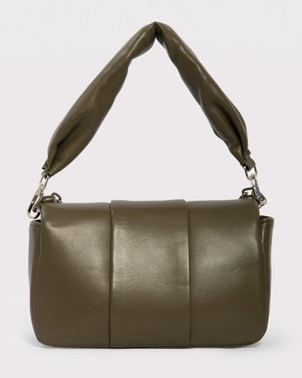Bolso estructurado con cadena decorativa y asa acolchada