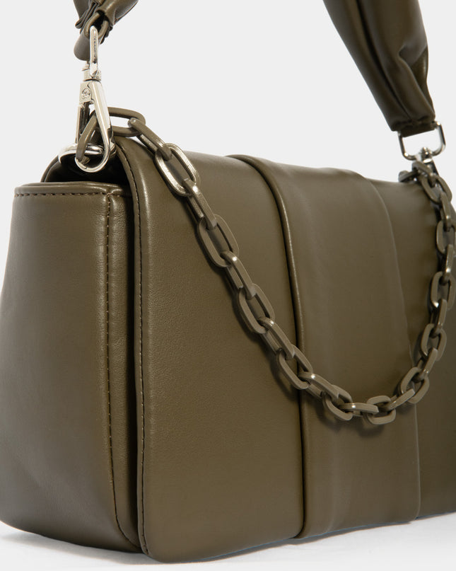 Bolso estructurado con cadena decorativa y asa acolchada