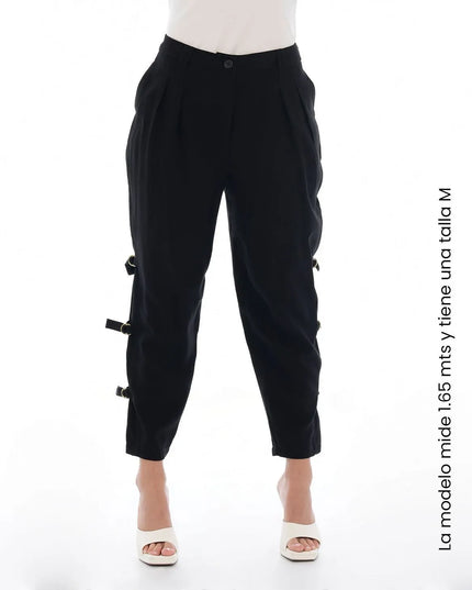 Pantalón chino negro con detalles cargo