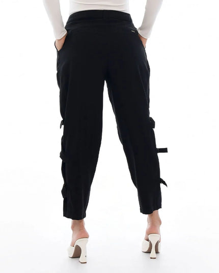 Pantalón chino negro con detalles cargo