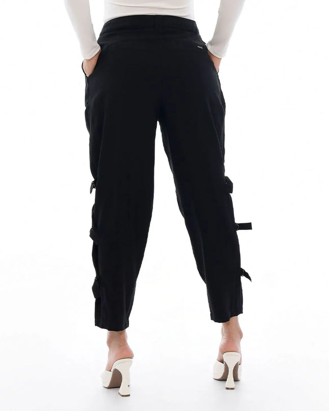 Pantalón chino negro con detalles cargo