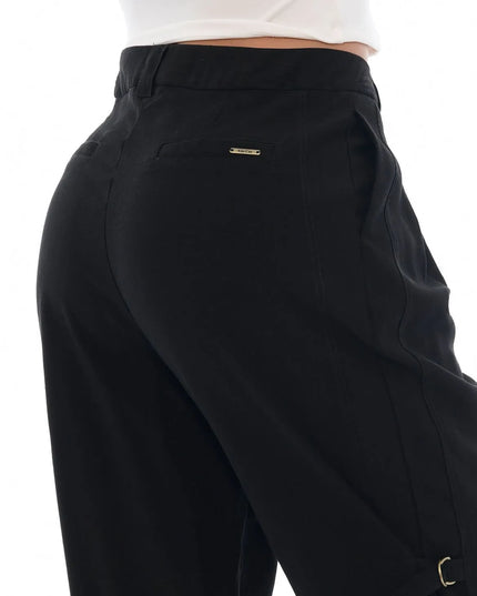 Pantalón chino negro con detalles cargo