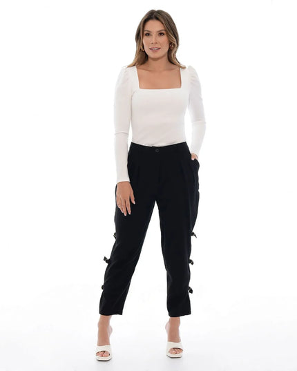 Pantalón chino negro con detalles cargo