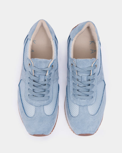 zapatillas casuales en color azul celeste