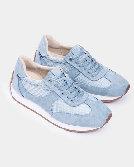 zapatillas casuales en color azul celeste