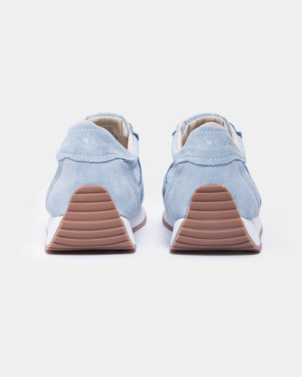 zapatillas casuales en color azul celeste